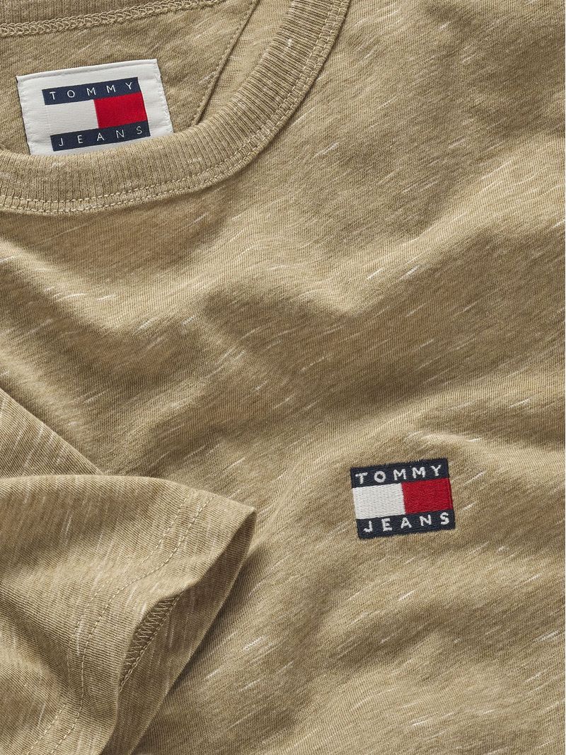 Playera-con-logo-de-parche-de-corte-slim