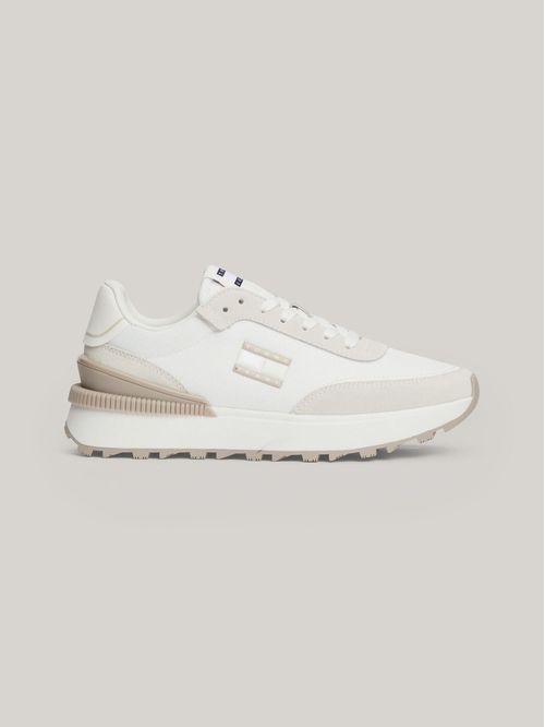 Zapato tenis estilo running con suela dentada