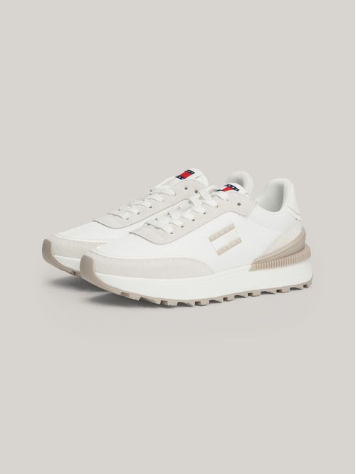 Zapato tenis estilo running con suela dentada