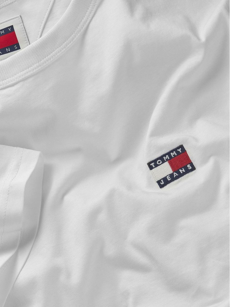 Playera-manga-corta-de-corte-regular-y-logo-en-el-pecho