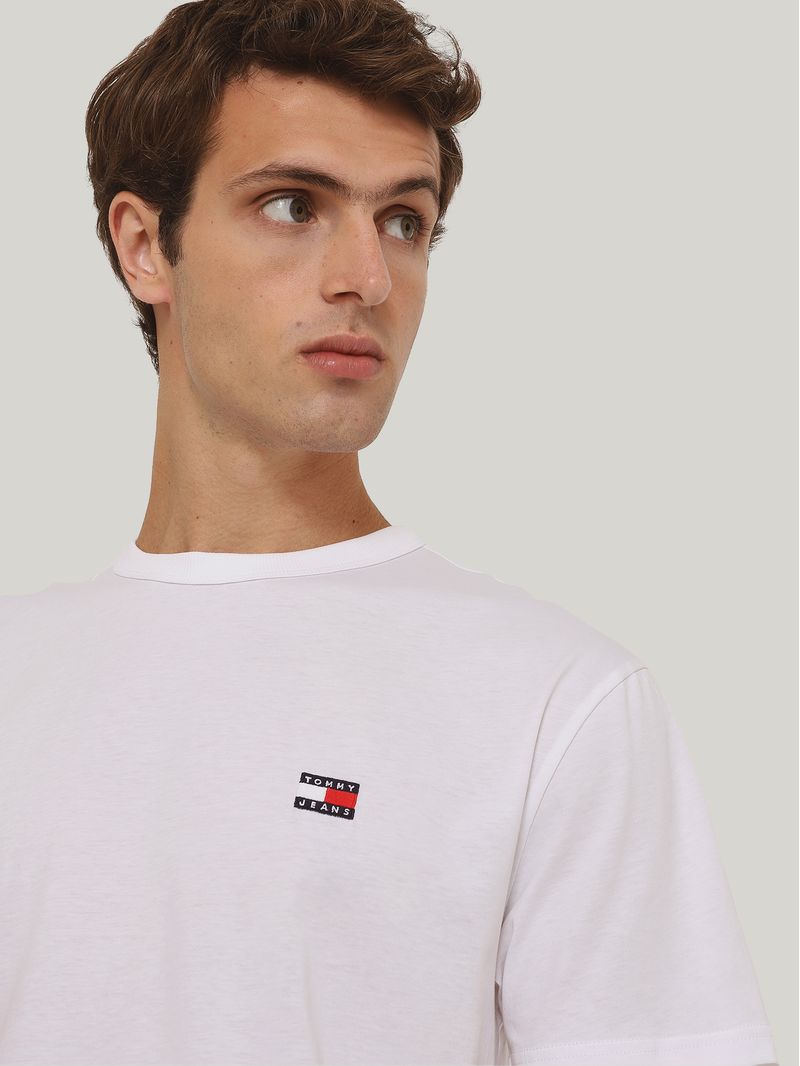 Playera-manga-corta-de-corte-regular-y-logo-en-el-pecho