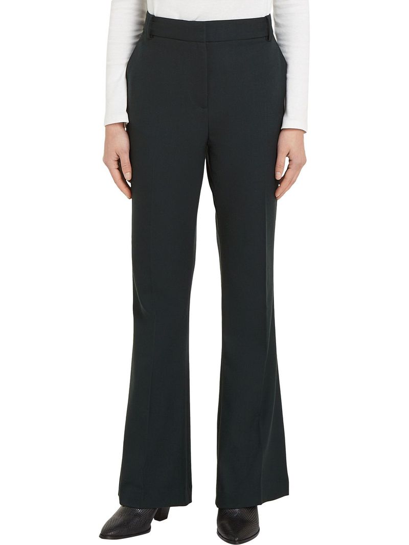 Pantalon-acampanado-con-logo-esmaltado