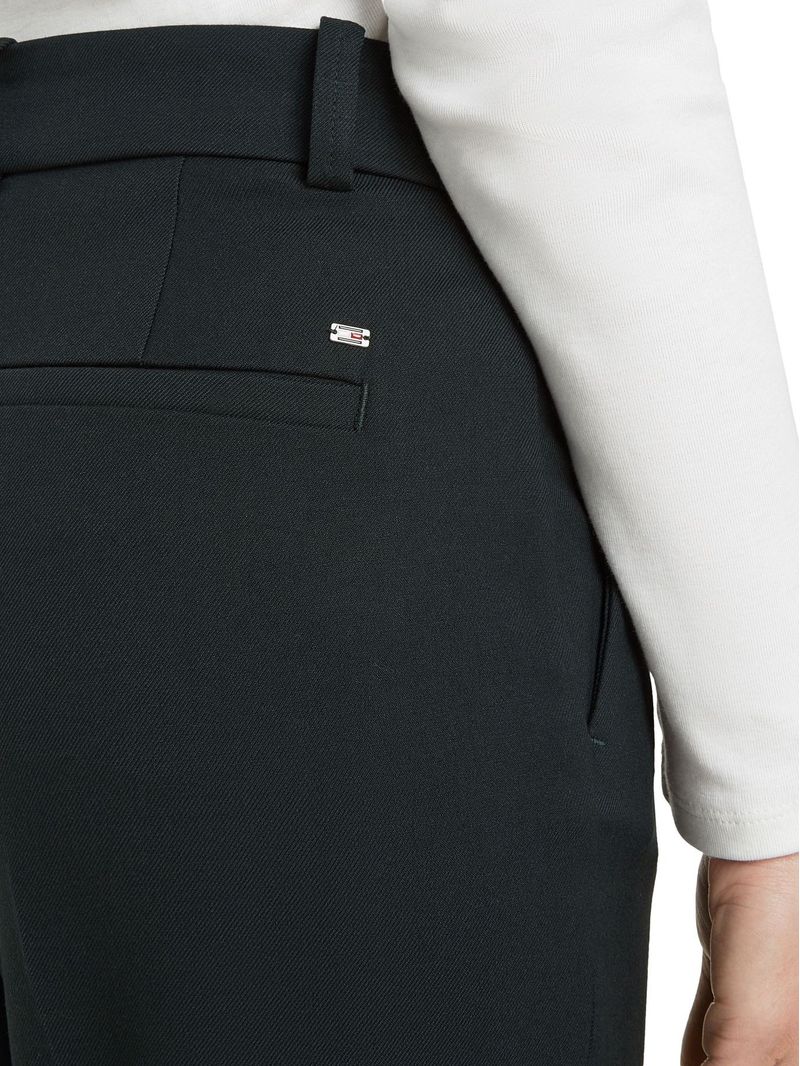 Pantalon-acampanado-con-logo-esmaltado