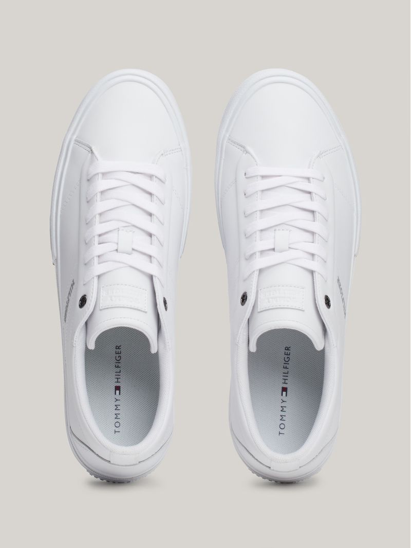 Zapato-tenis-de-cuero-con-cordones-y-logo