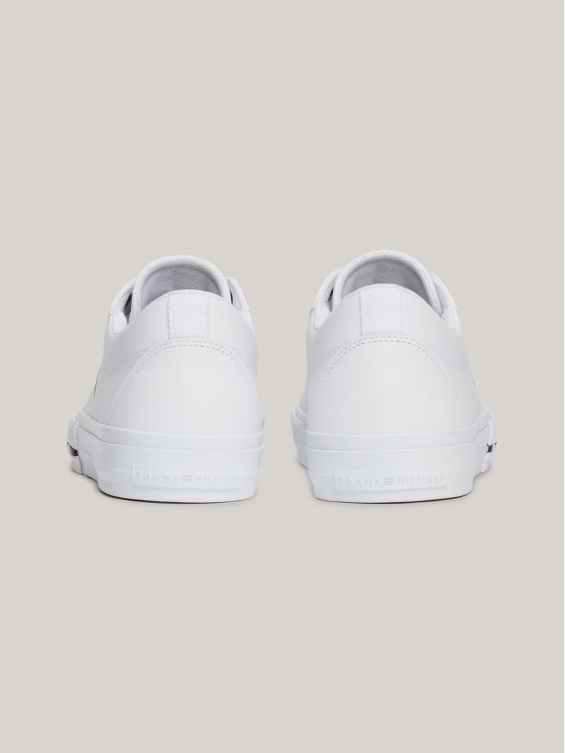 Zapato-tenis-de-cuero-con-cordones-y-logo