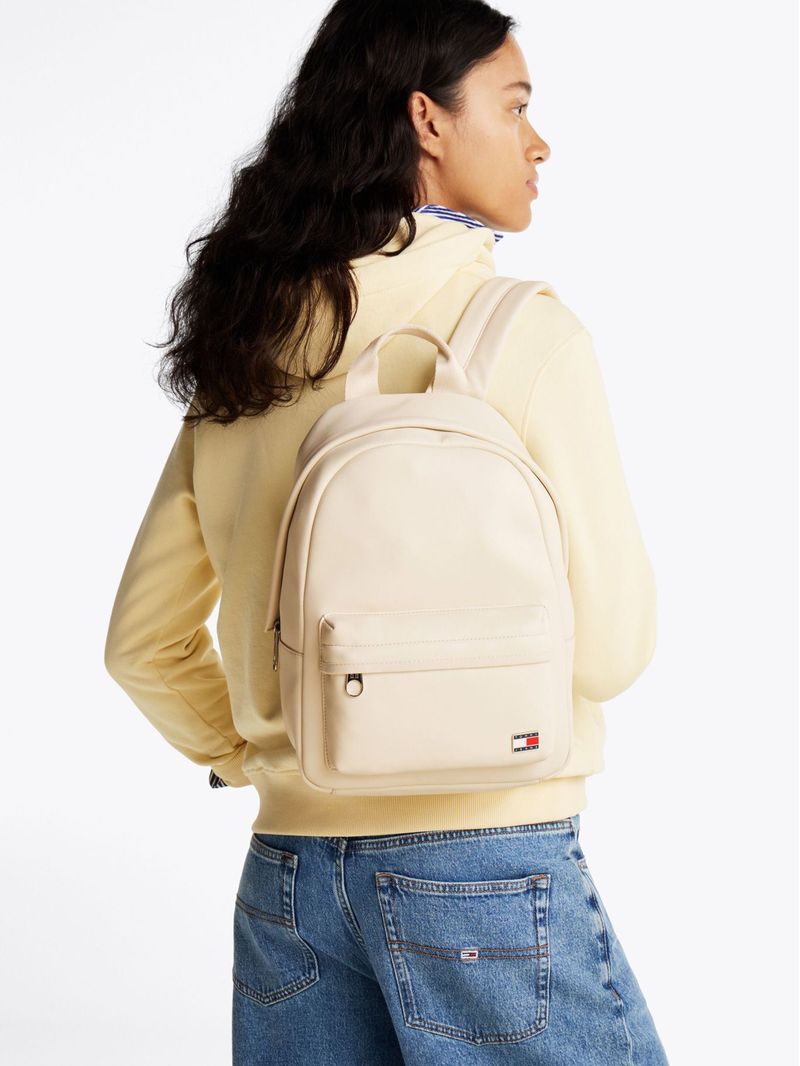 Mochila-Essential-con-insignia