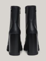 Botas-de-media-caña-con-tacon-alto-y-ancho
