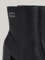 Botas-de-media-caña-con-tacon-alto-y-ancho