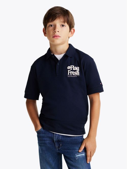 Polo regular con eslogan en la espalda