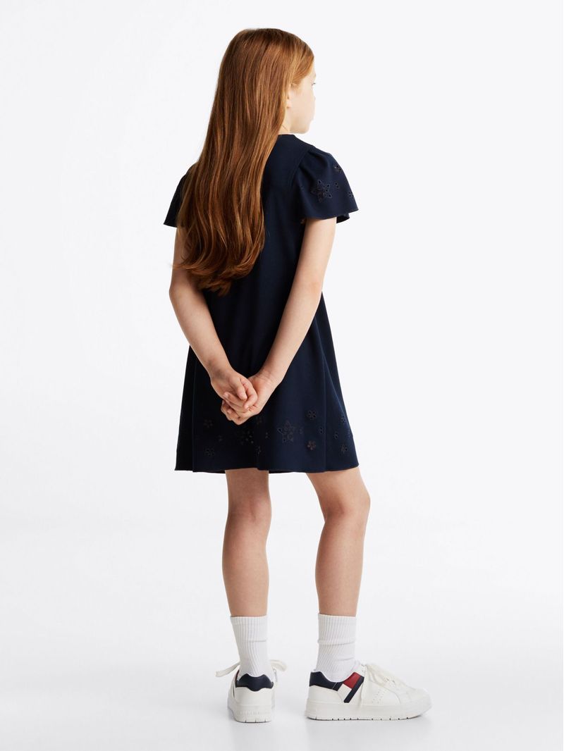 Vestido-con-calado-y-mangas-de-mariposa