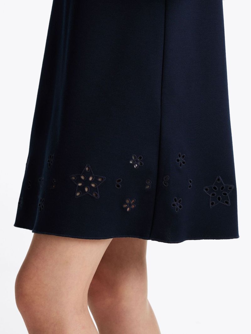 Vestido-con-calado-y-mangas-de-mariposa