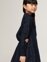 Vestido-de-cuello-redondo-con-logo-bordado-en-el-pecho-