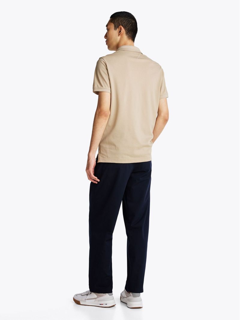 Polo-de-corte-regular-con-logo-bordado