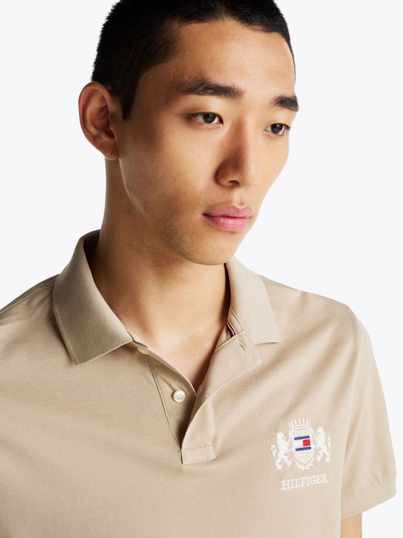 Polo-de-corte-regular-con-logo-bordado