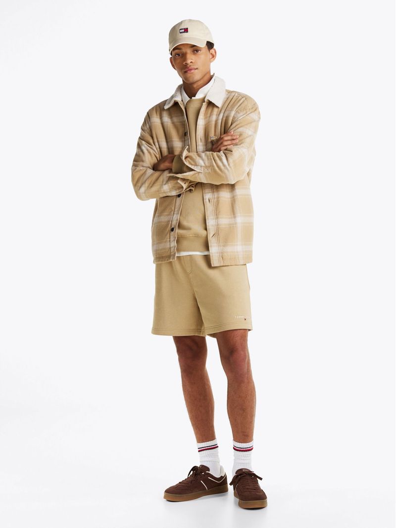 Short-de-chandal-con-logo-bordado
