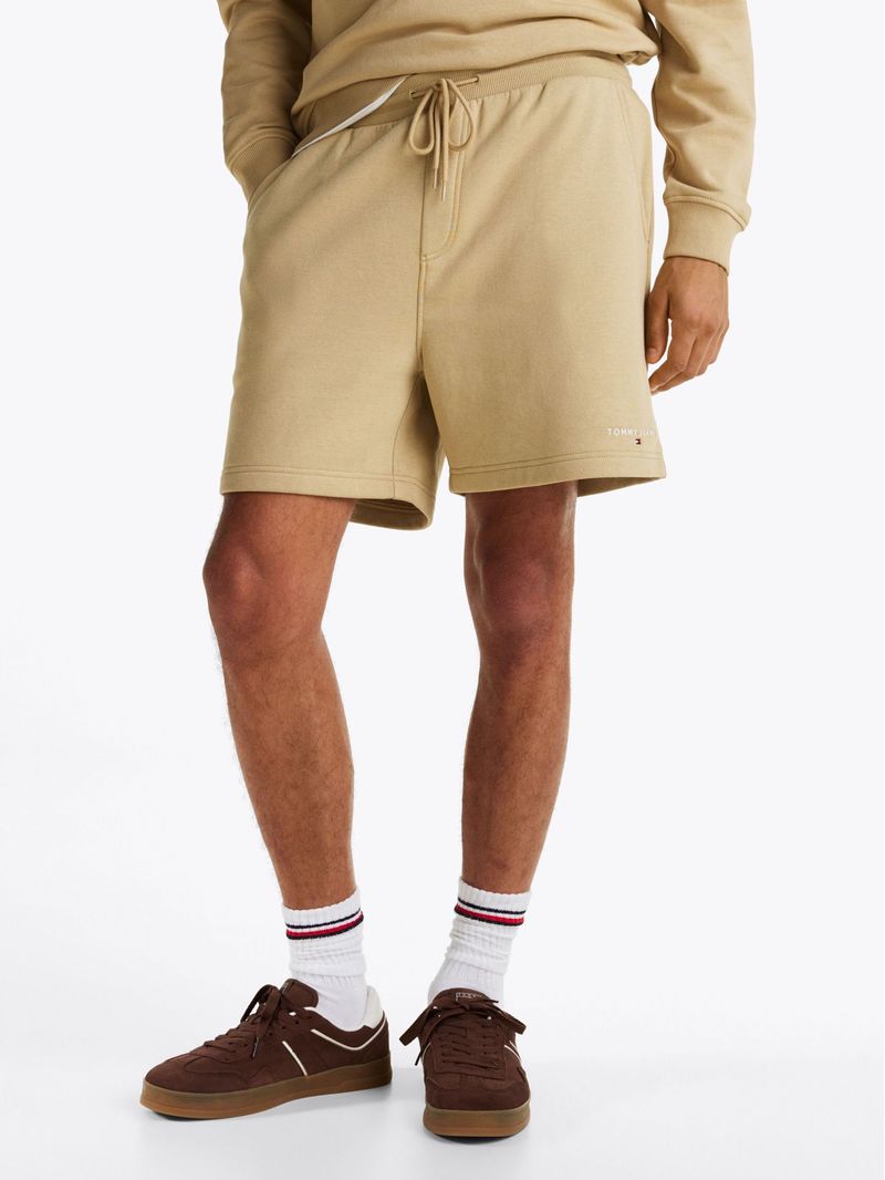 Short-de-chandal-con-logo-bordado