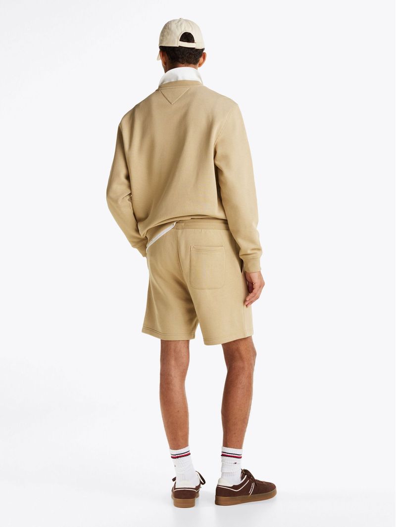 Short-de-chandal-con-logo-bordado