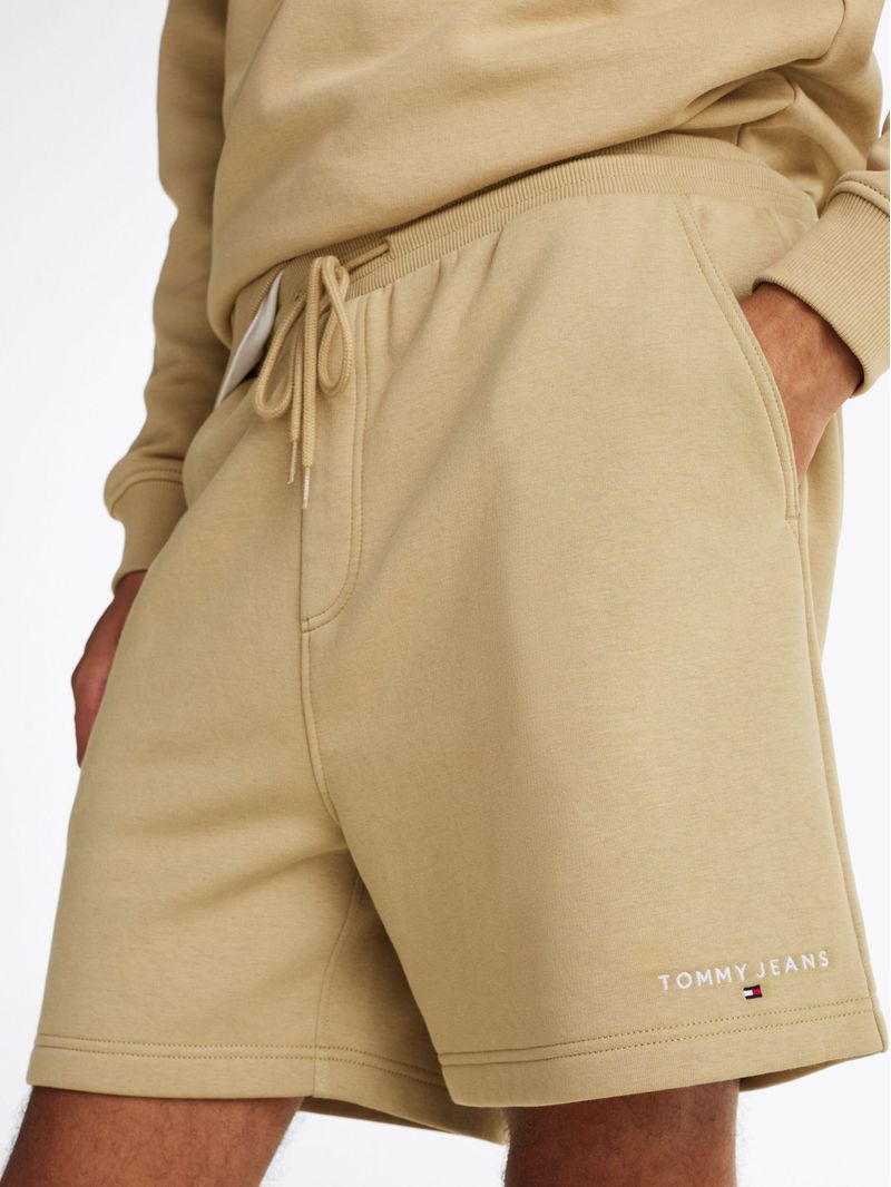Short-de-chandal-con-logo-bordado