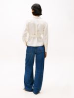 Blusa-amplia-de-lino-con-diseño-cruzado
