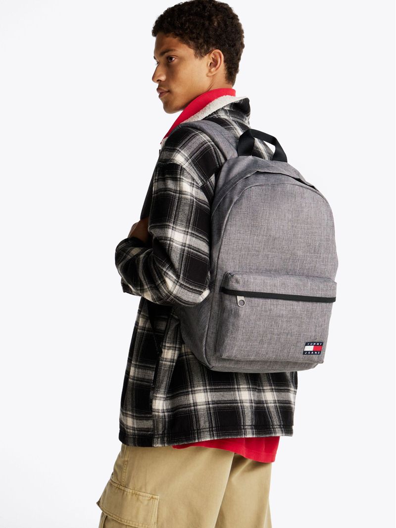 Mochila-Essential-de-tela-con-inscripcion