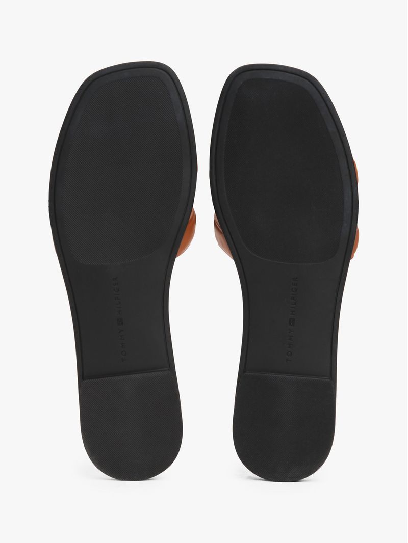 Mules-de-Cuero-con-monograma-TH