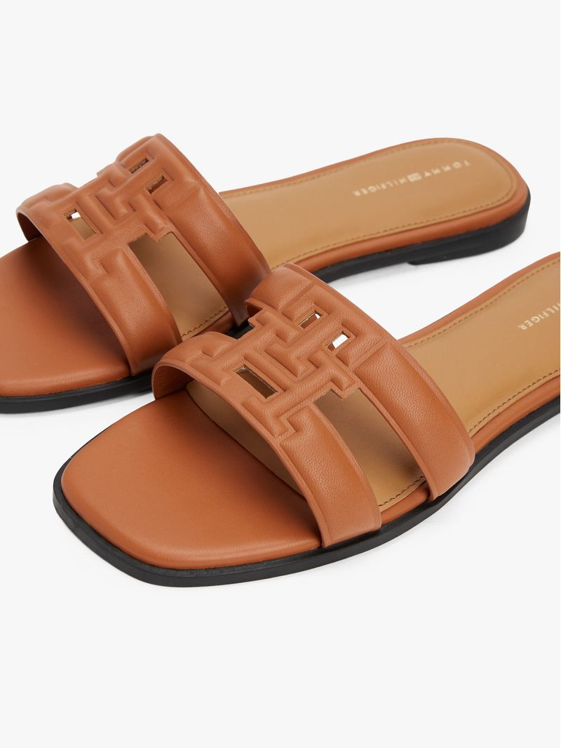 Mules-de-Cuero-con-monograma-TH