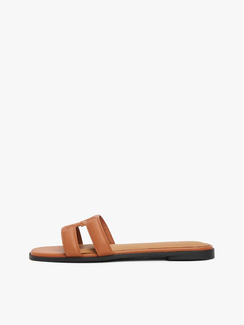 Mules-de-Cuero-con-monograma-TH
