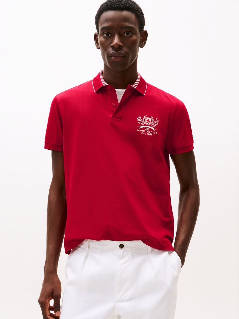 Polo-de-corte-regular-con-escudo-TH-bordado