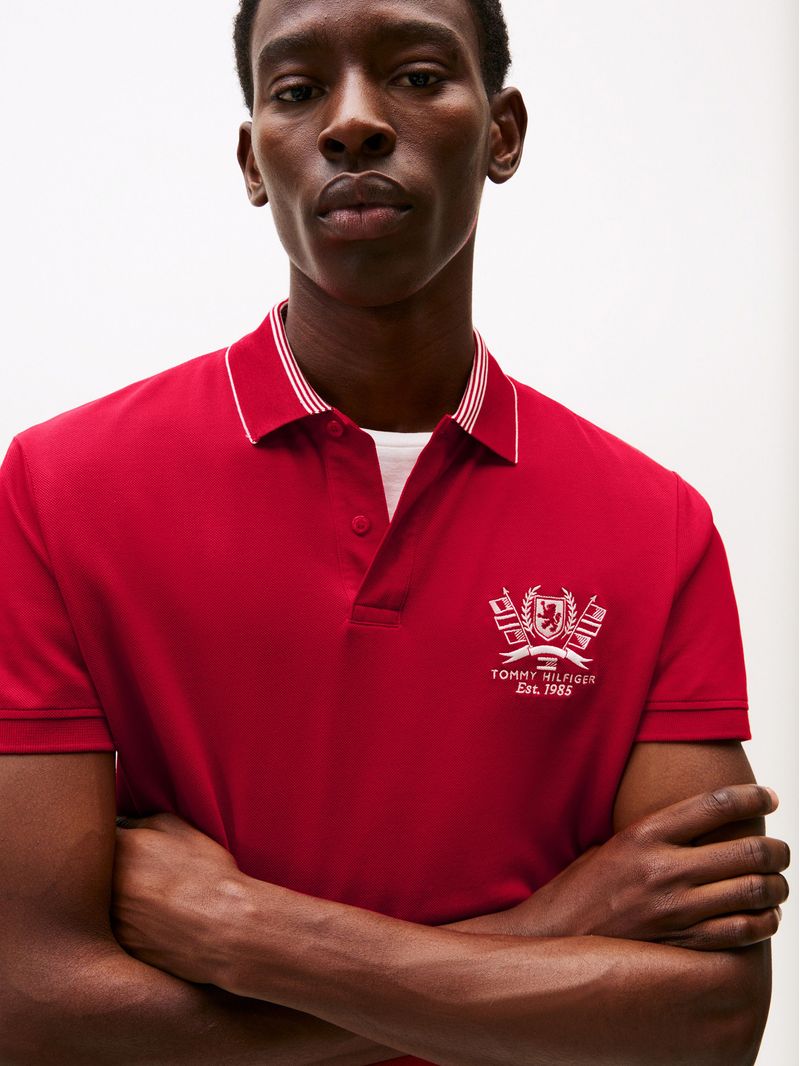 Polo-de-corte-regular-con-escudo-TH-bordado