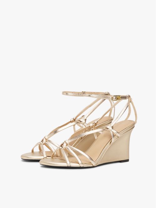 Sandalias metalizadas con cuña