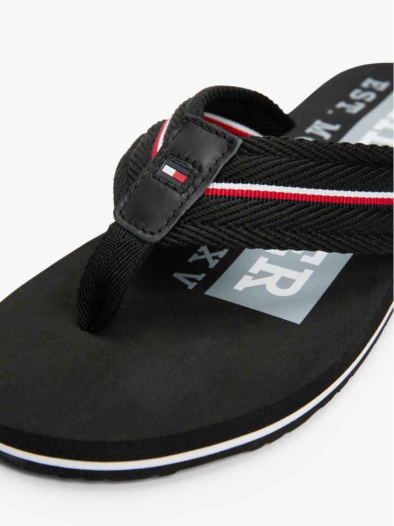 Chancletas-con-cinta-distintiva