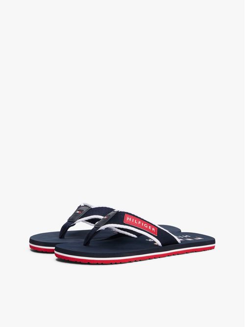 Chancletas con parche distintivo