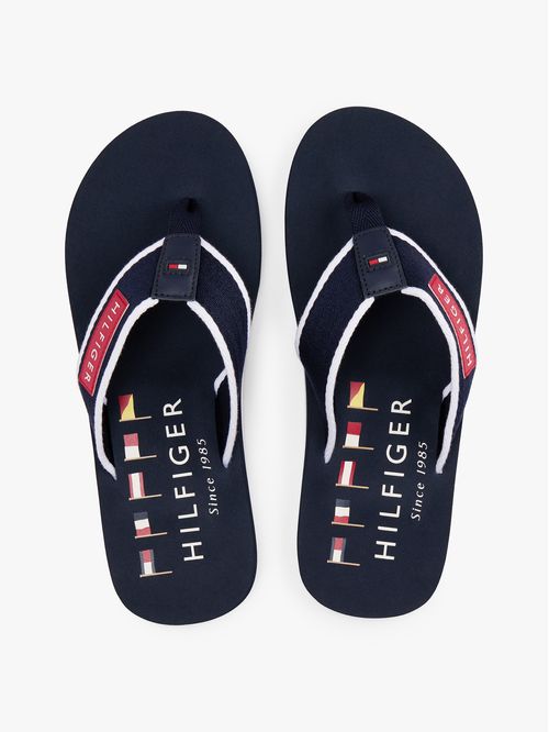 Chancletas con parche distintivo