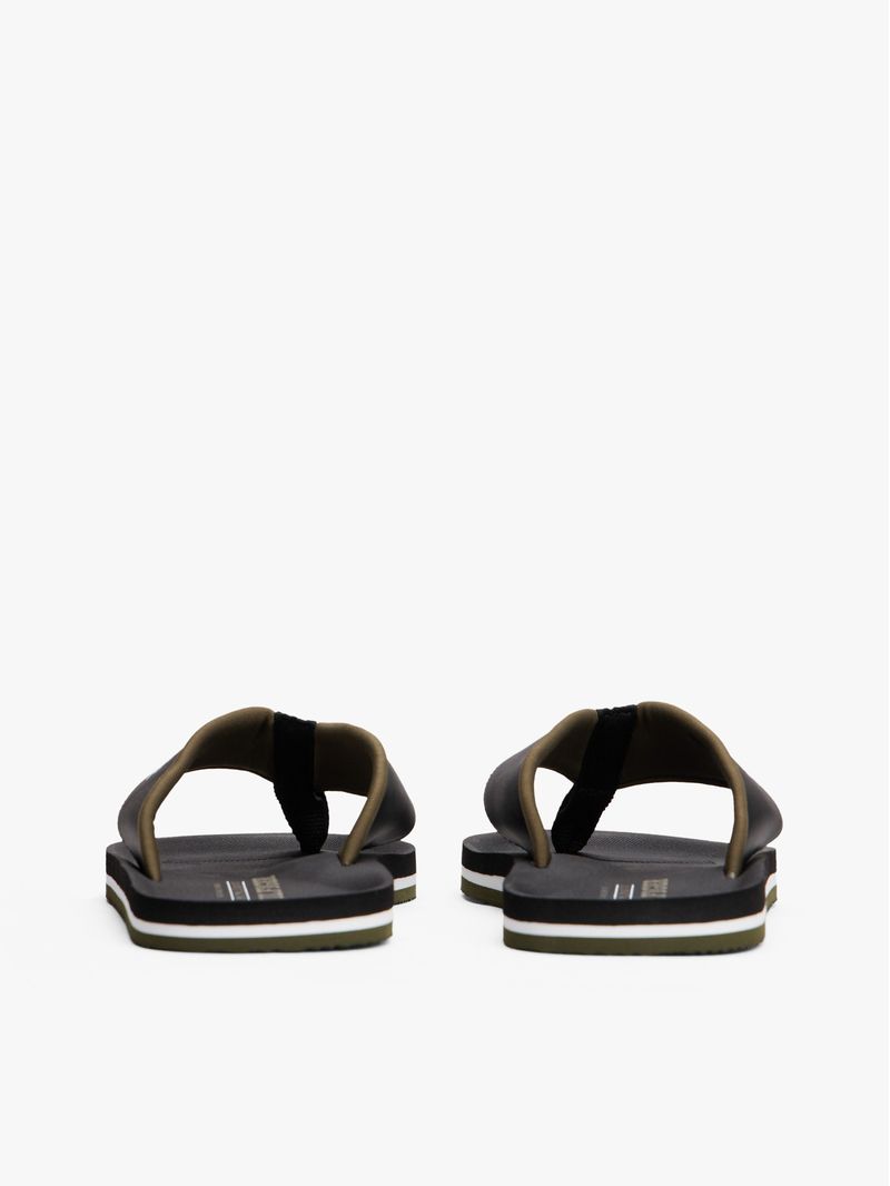 Chancletas-con-tiras-acolchadas-e-inscripcion