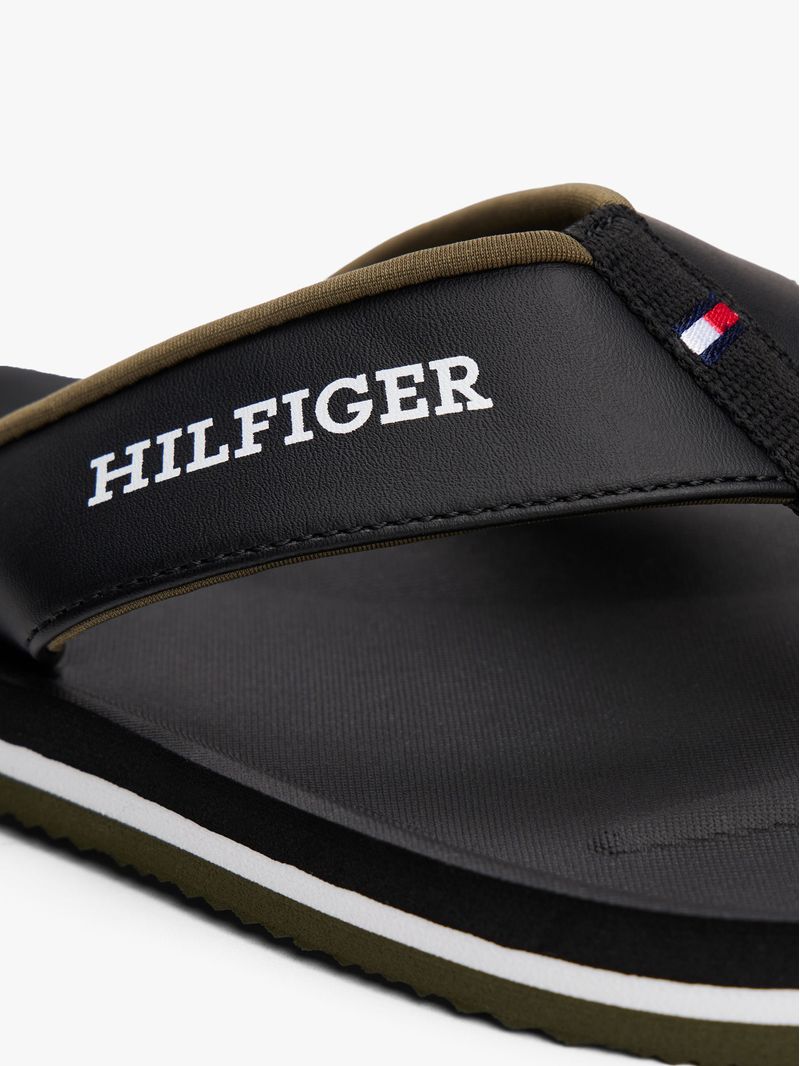 Chancletas-con-tiras-acolchadas-e-inscripcion