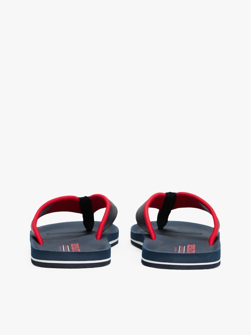 Chancletas-con-tiras-acolchadas-e-inscripcion