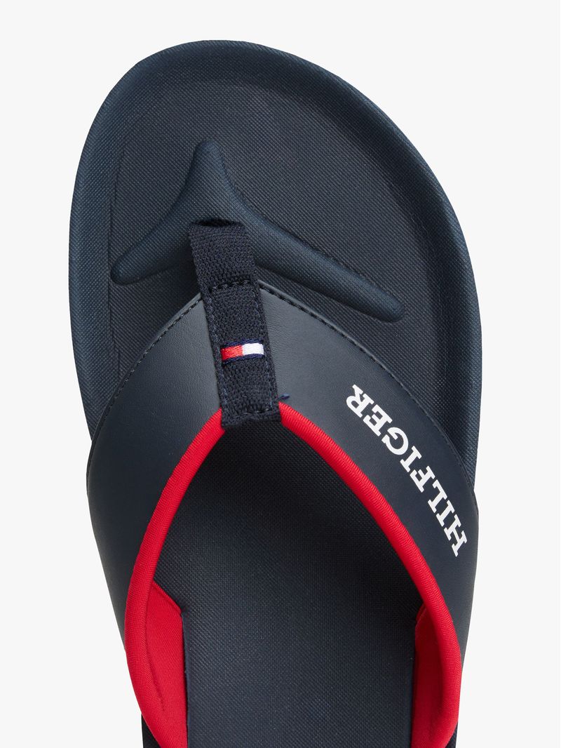 Chancletas-con-tiras-acolchadas-e-inscripcion