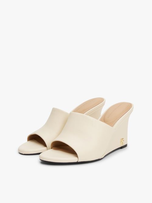 Mules de cuña con insignia del monograma TH