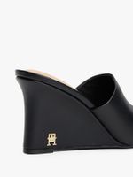 Mules-de-cuña-con-insignia-del-monograma-TH