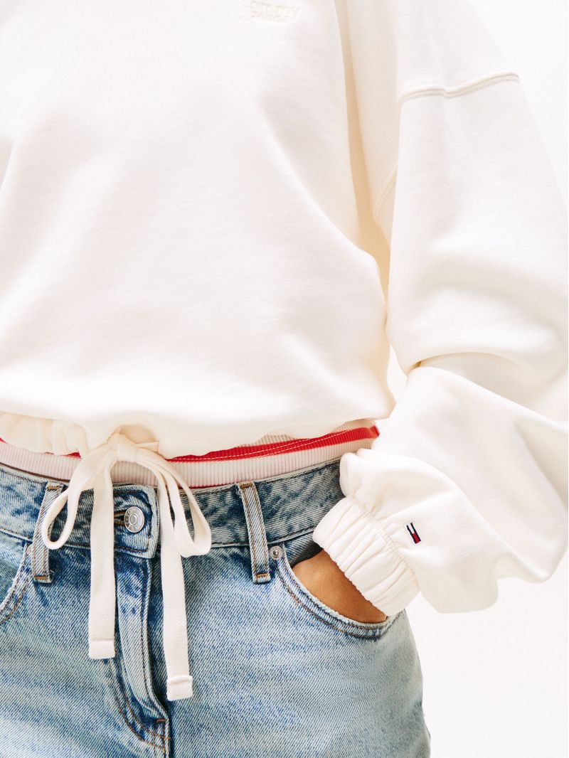 Sudadero-cropped-con-capucha-y-logo