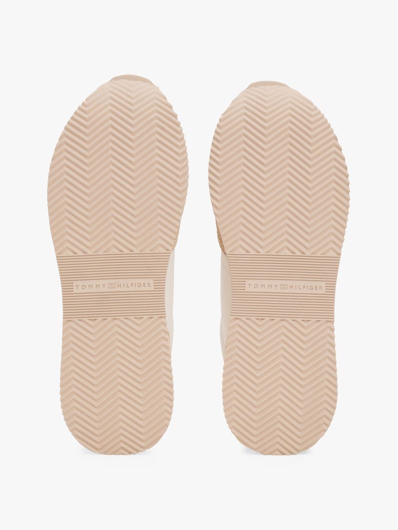 Zapato-tenis-con-paneles-metalizados