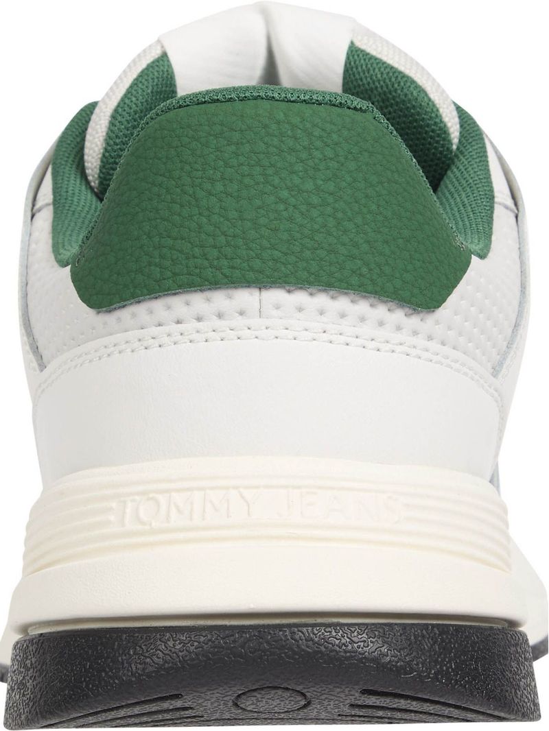 Zapato-tenis-deportivas-con-suela-dentada-fina