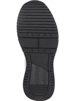 Zapato-tenis-deportivas-con-suela-dentada-fina