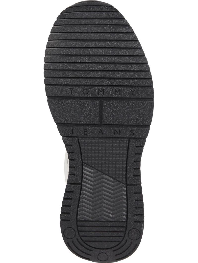 Zapato-tenis-deportivas-con-suela-dentada-fina