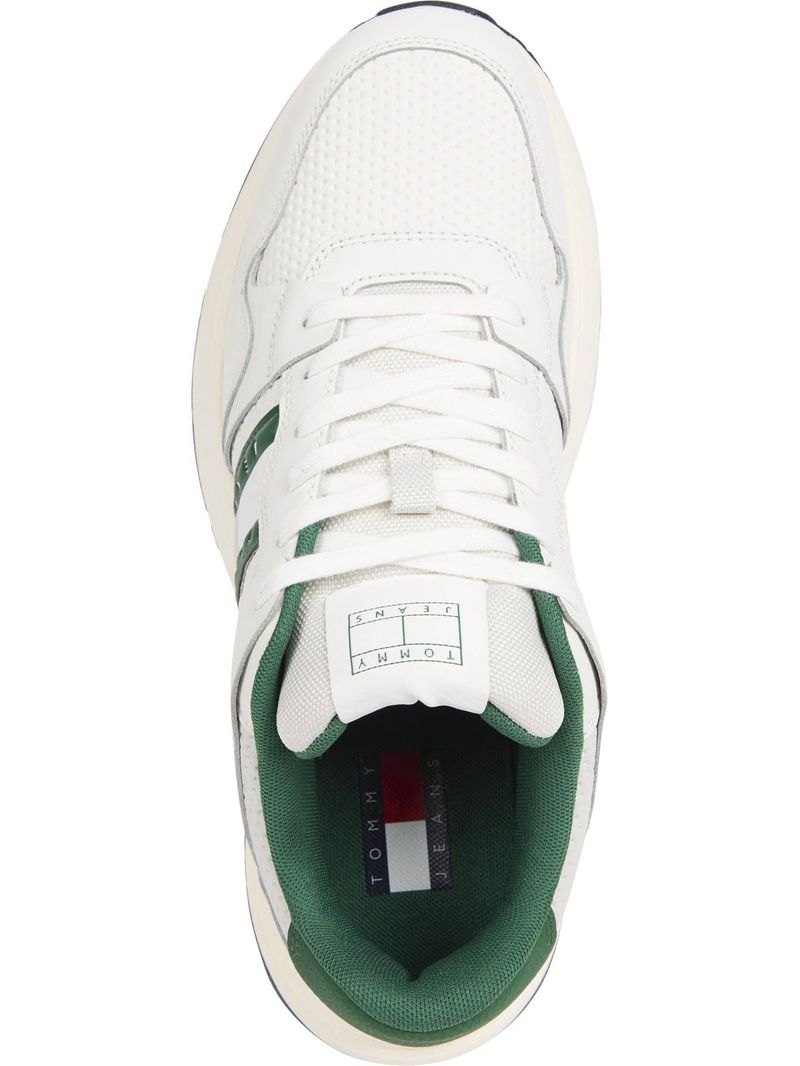 Zapato-tenis-deportivas-con-suela-dentada-fina