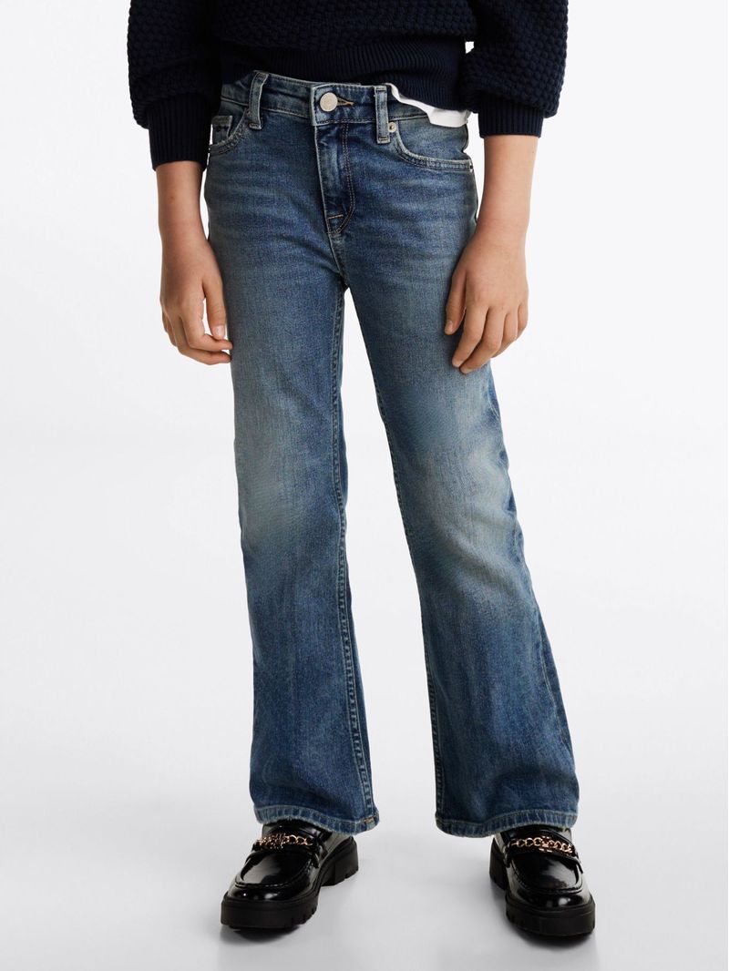 Jeans-con-lavado-vintage-acampanados-con-corte-Bootcut