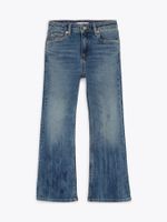 Jeans-con-lavado-vintage-acampanados-con-corte-Bootcut