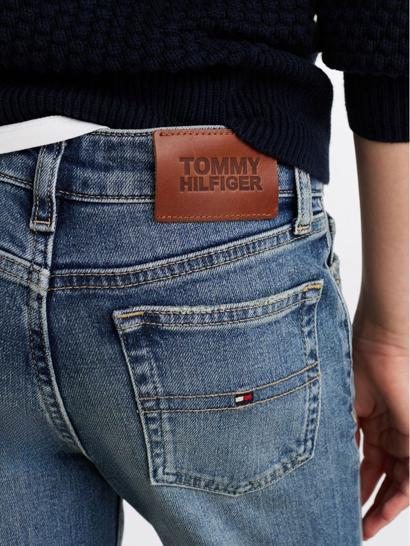 Jeans-con-lavado-vintage-acampanados-con-corte-Bootcut