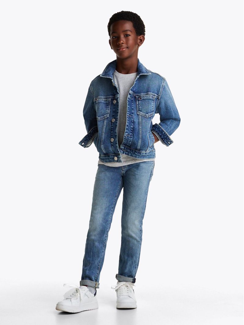 Jeans-rectos-con-lavado-vintage-y-efecto-desteñido