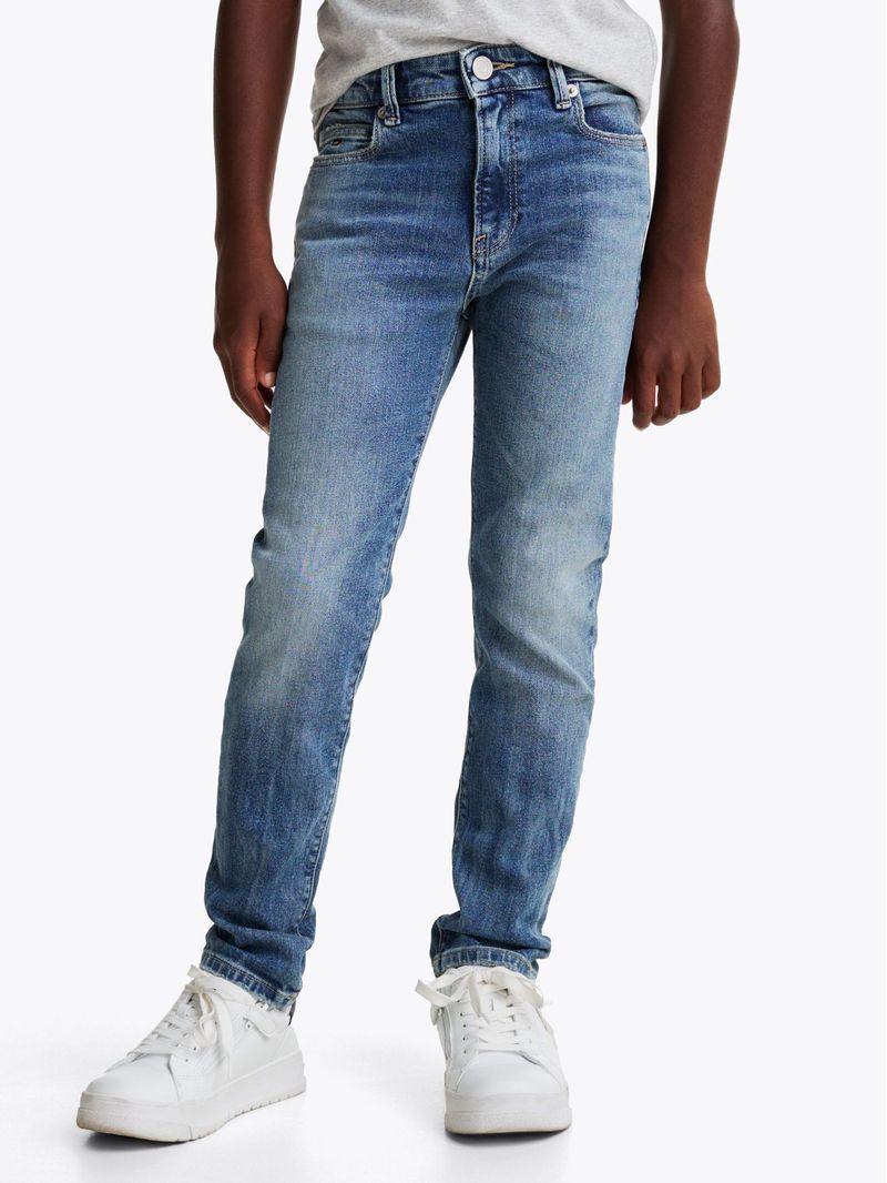 Jeans-rectos-con-lavado-vintage-y-efecto-desteñido